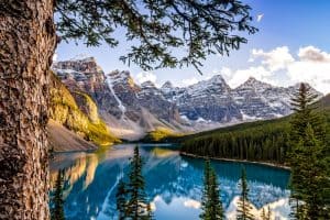 moraine lake and mountain ranges alberta