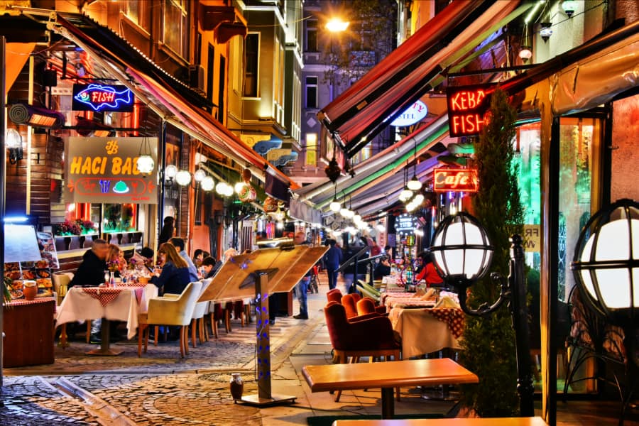 Restaurants in Istanbul at night near sultan ahmed mosque