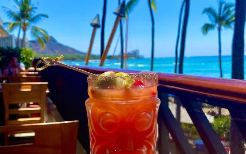 15 Spots for the Best Happy Hour in Waikiki (2022)