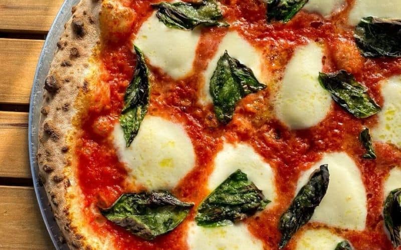 Famoso Neapolitan Pizzeria Margherita Pizza