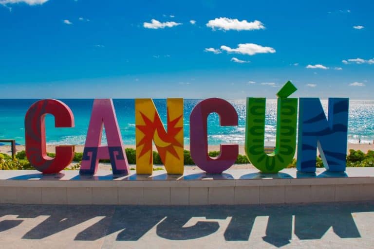 famous cancun sign