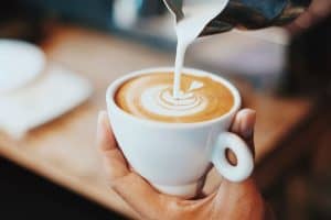 barista pouring latte art sp