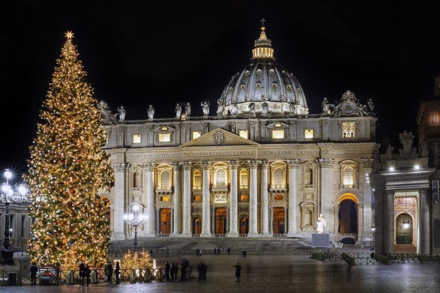 Basilica of Saint Peter and the Christmas tree