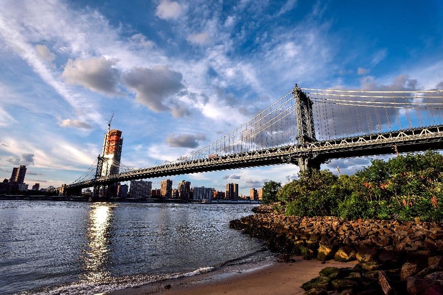 The Manhattan Bridge seen from the Pebble Beach in Brooklyn Bridge Park